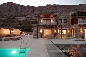 Beach Access 5 Bedroom Villa