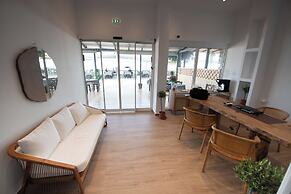 Flisvos Beachfront Apartments