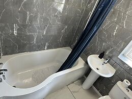 House Sleeps 7 - Contractors, Free Parking