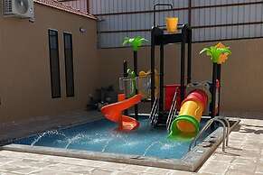 Chalet - Sleeps 9 & Free Parking