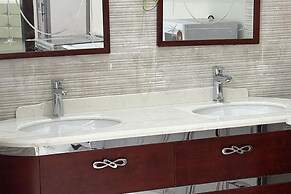 Chalet - Sleeps 9 & Free Parking