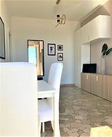Bright studio with balcony - Visconti 14