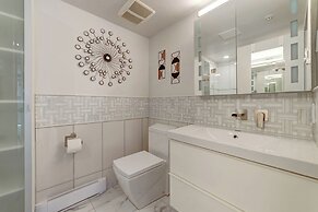 Art Deco Broadway Bedroom (with Shared Common Area)