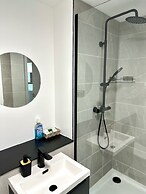 Sleeps 4 Central Ensuite - Cityview & Parking