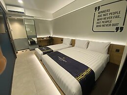 FIERIS IZZY HOTEL