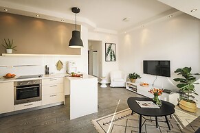 Charming 1BR Apt by Sea N' Rent