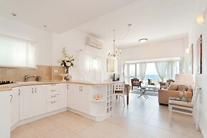 Bright and Charming 1BR Apt Near Shore