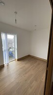 Exquisite Riverside Living in a Stunning Flat