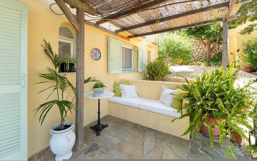 Bay View Bougainvillea Lower