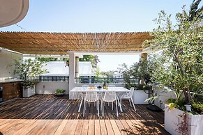 Spacious 3BR Penthouse w Rooftop