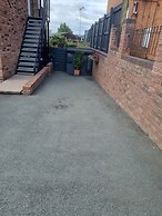1-bed Apartment - Sleeps 2 & Private Parking