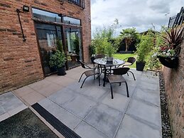 1-bed Apartment - Sleeps 2 & Private Parking