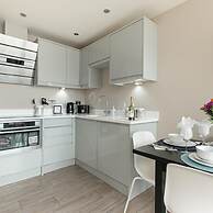 Gorgeous 5 Star Location 2 min to Brighton Beach