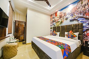 Fabhotel Globe Inn