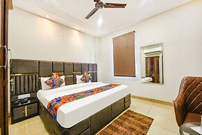 Fabhotel Globe Inn