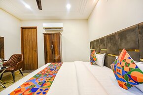 Fabhotel Globe Inn