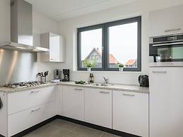 Villa by Weerribben Park
