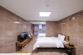 Central Hotel & Residence
