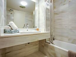 Beachside Apartment With Pool