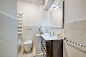 Merlo D - town center & private parking