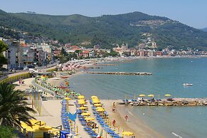 Merlo E - town center & private parking