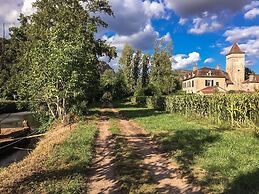 Historic Mansion by River Cenevieres
