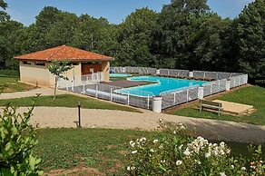Cozy Retreat With Shared Pool