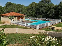 Cozy Retreat With Shared Pool