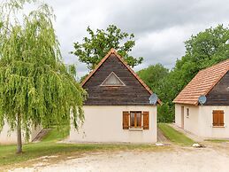 Cozy Retreat With Shared Pool