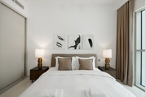 Contemporary 1BR w Dubai Marina Glimpse
