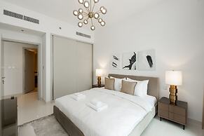 Contemporary 1BR w Dubai Marina Glimpse