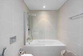 Contemporary 1BR w Dubai Marina Glimpse