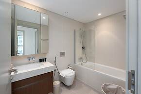 Contemporary 1BR w Dubai Marina Glimpse
