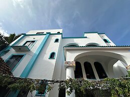 Plaza Nardos Hotel & Suites