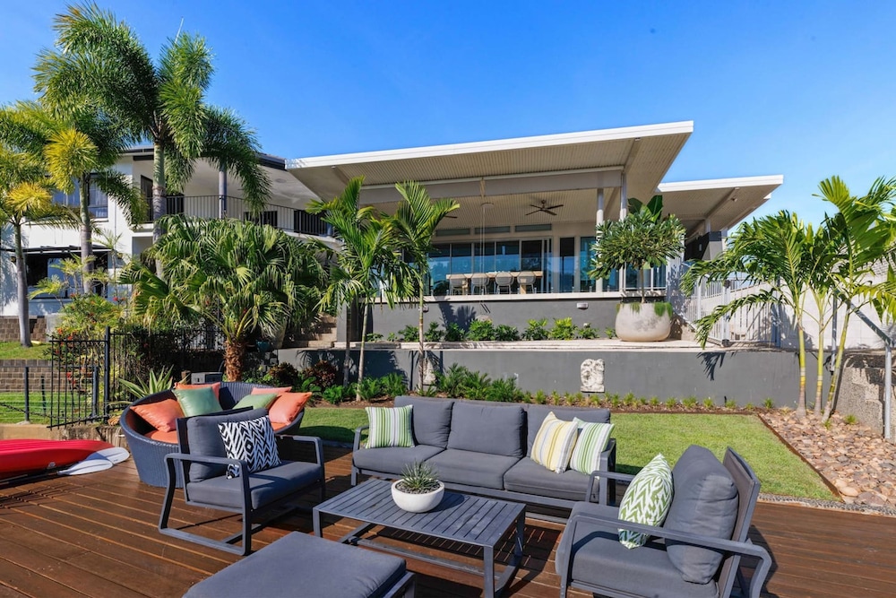Water-front Paradise Pool - BBQ - Balcony Dining