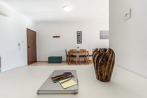 Sunlit Cozy Apartment