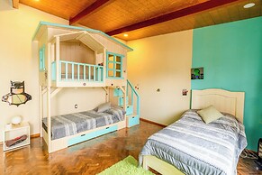 Scenic Haven Cozy Pet Friendly Retreat