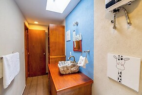 Scenic Haven Cozy Pet Friendly Retreat