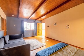 Scenic Haven Cozy Pet Friendly Retreat