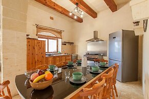 Centre Island Gozitan Farmhouse Pool