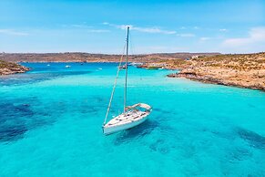 Centre Island Gozitan Farmhouse Pool