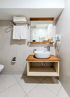 Roys Hotel & Suites