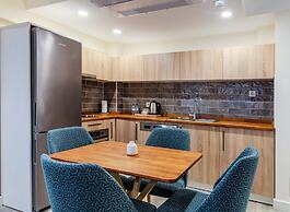 Roys Hotel & Suites