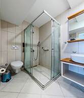 Roys Hotel & Suites