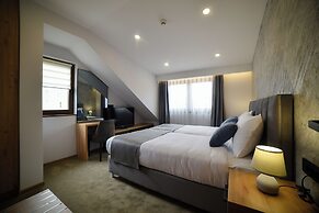 Lakeside Residence