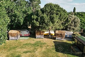 Mona Glamping Caravan Suites