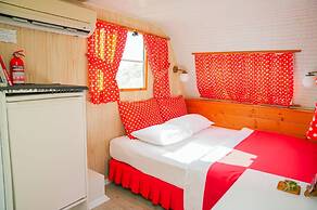 Mona Glamping Caravan Suites