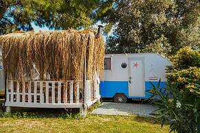 Mona Glamping Caravan Suites