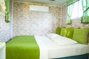 Mona Glamping Caravan Suites