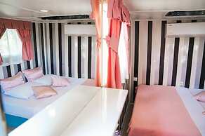 Mona Glamping Caravan Suites